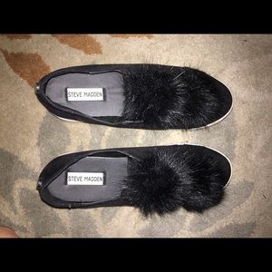 Steve Madden Pom Pom slip-i s